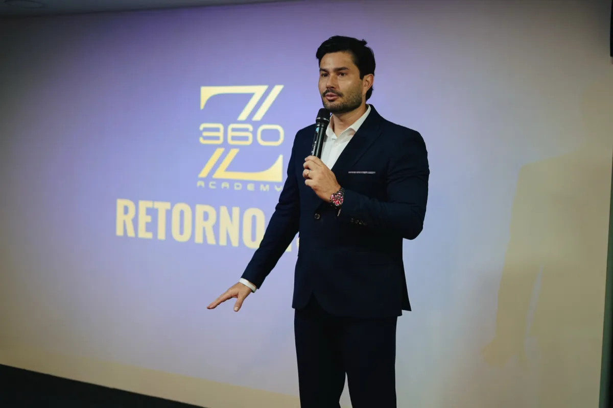 Rafael Zawitoski palestrando diante da marca Z-360 Academy